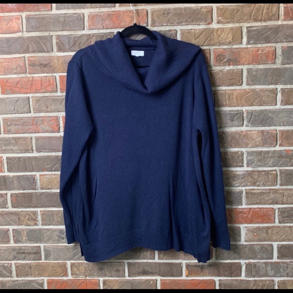 Lightweight flowy cowl neck sweater
Crown & Ivy